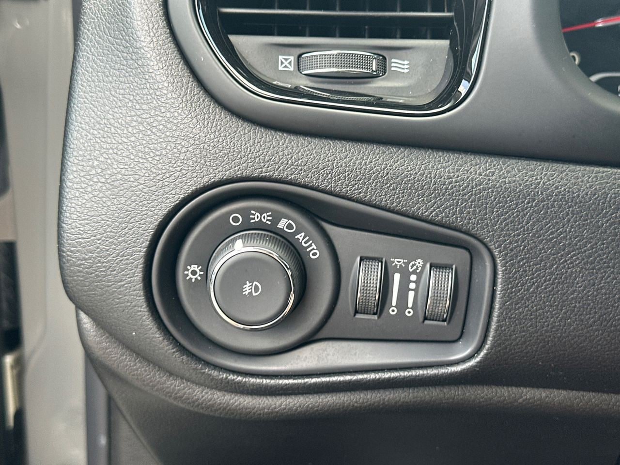 Used 2020 Jeep Renegade Altitude FWD image 32