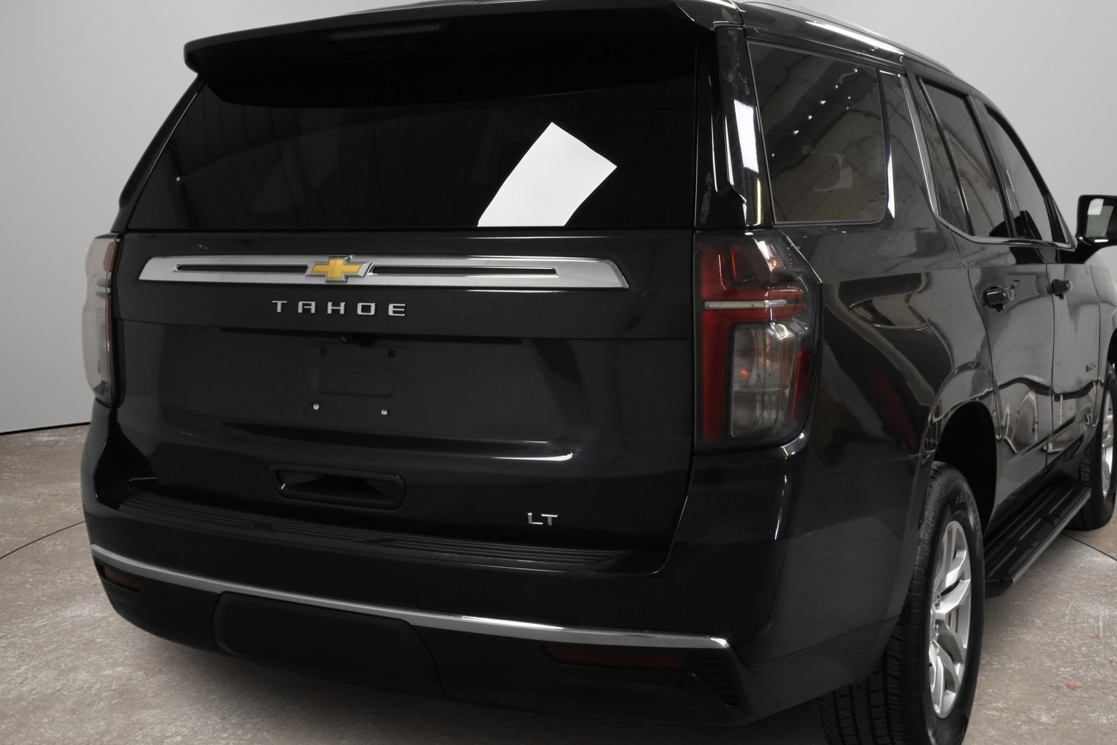 Used 2024 Chevrolet Tahoe LT RWD image 3