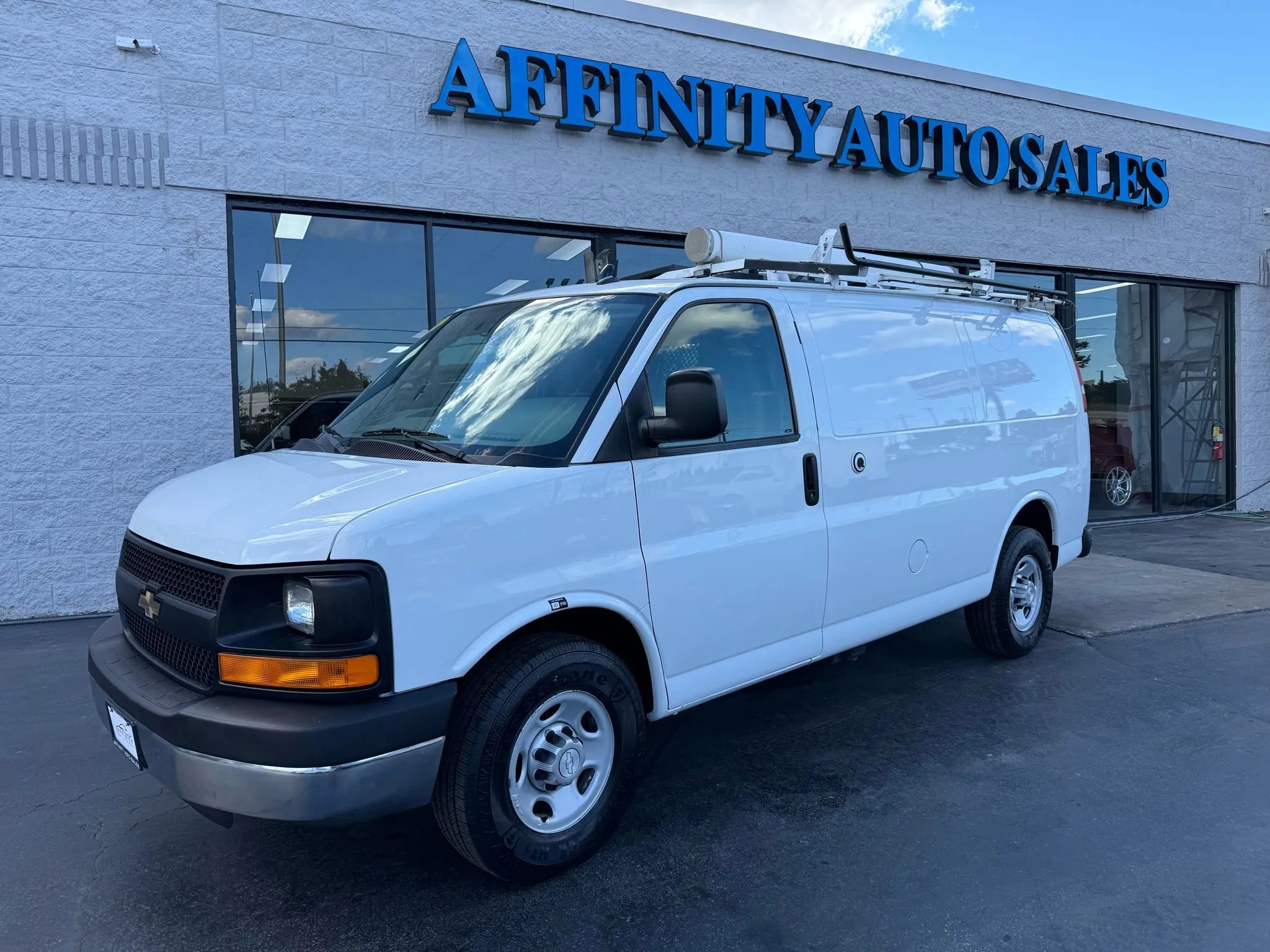 Used 2014 Chevrolet Express 2500 image 2
