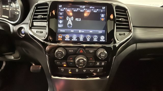 Used 2020 Jeep Grand Cherokee Altitude AWD/4WD image 23