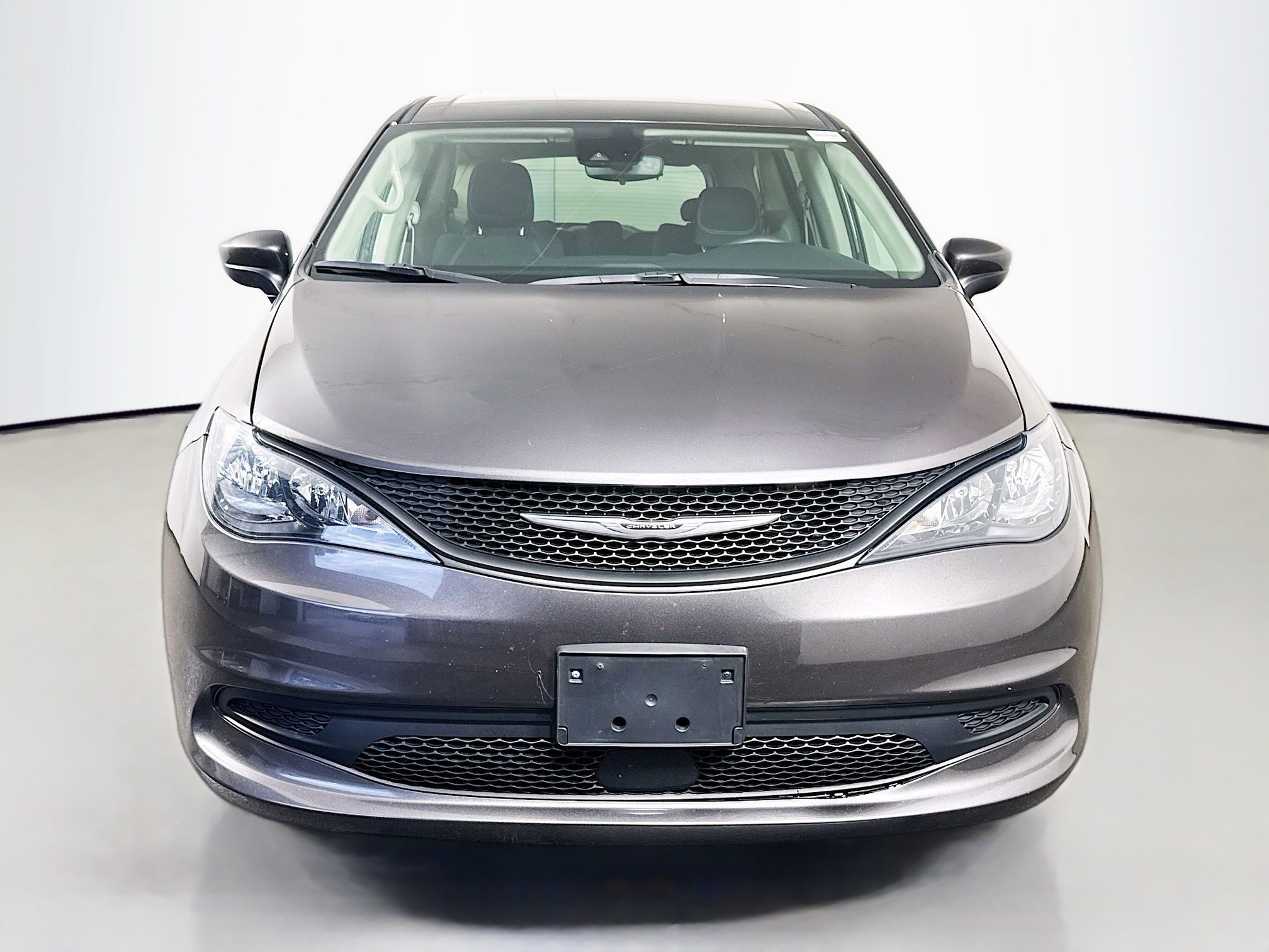 Used 2023 Chrysler Voyager LX image 2