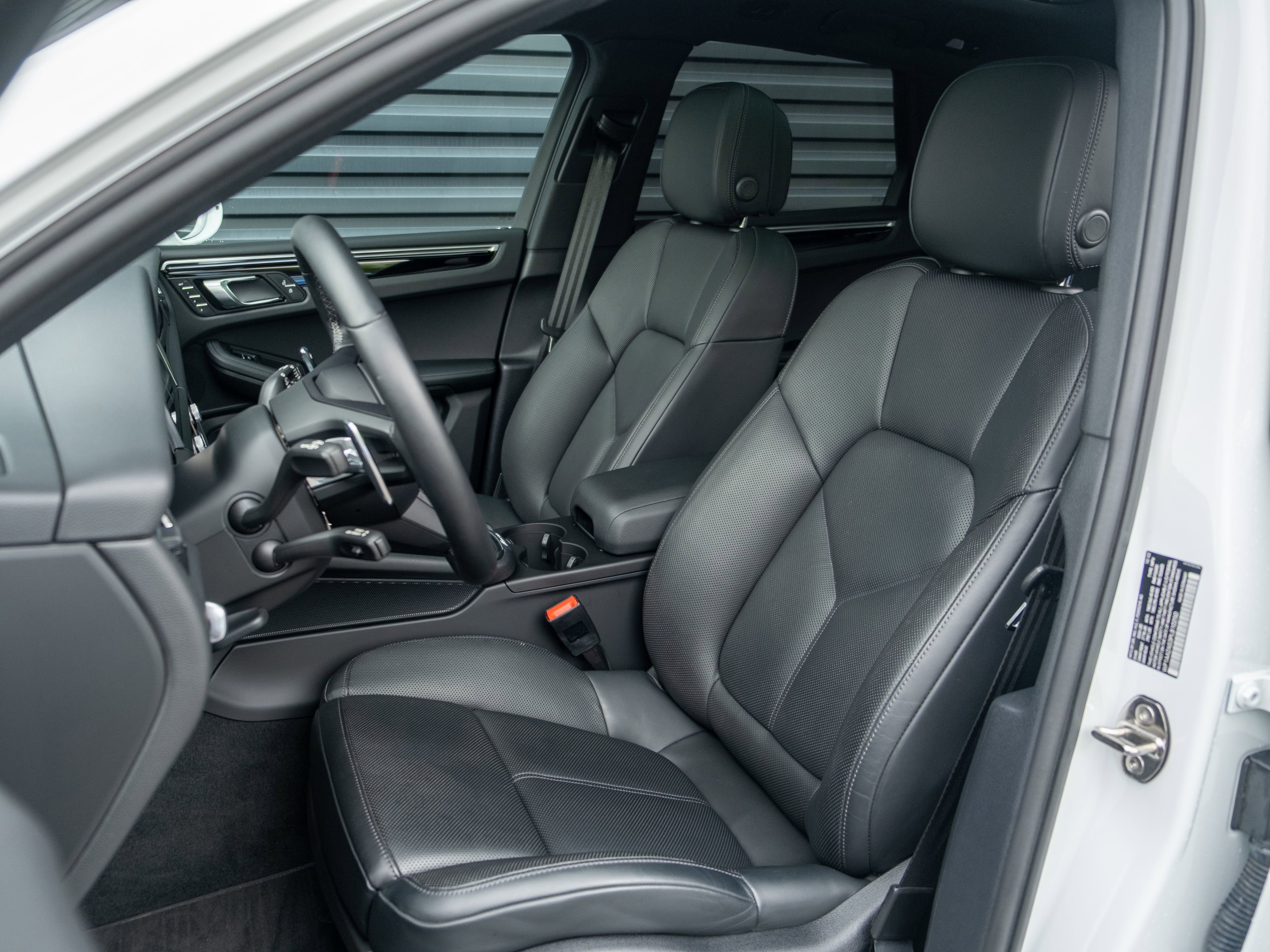 Certified 2023 Porsche Macan AWD/4WD image 5