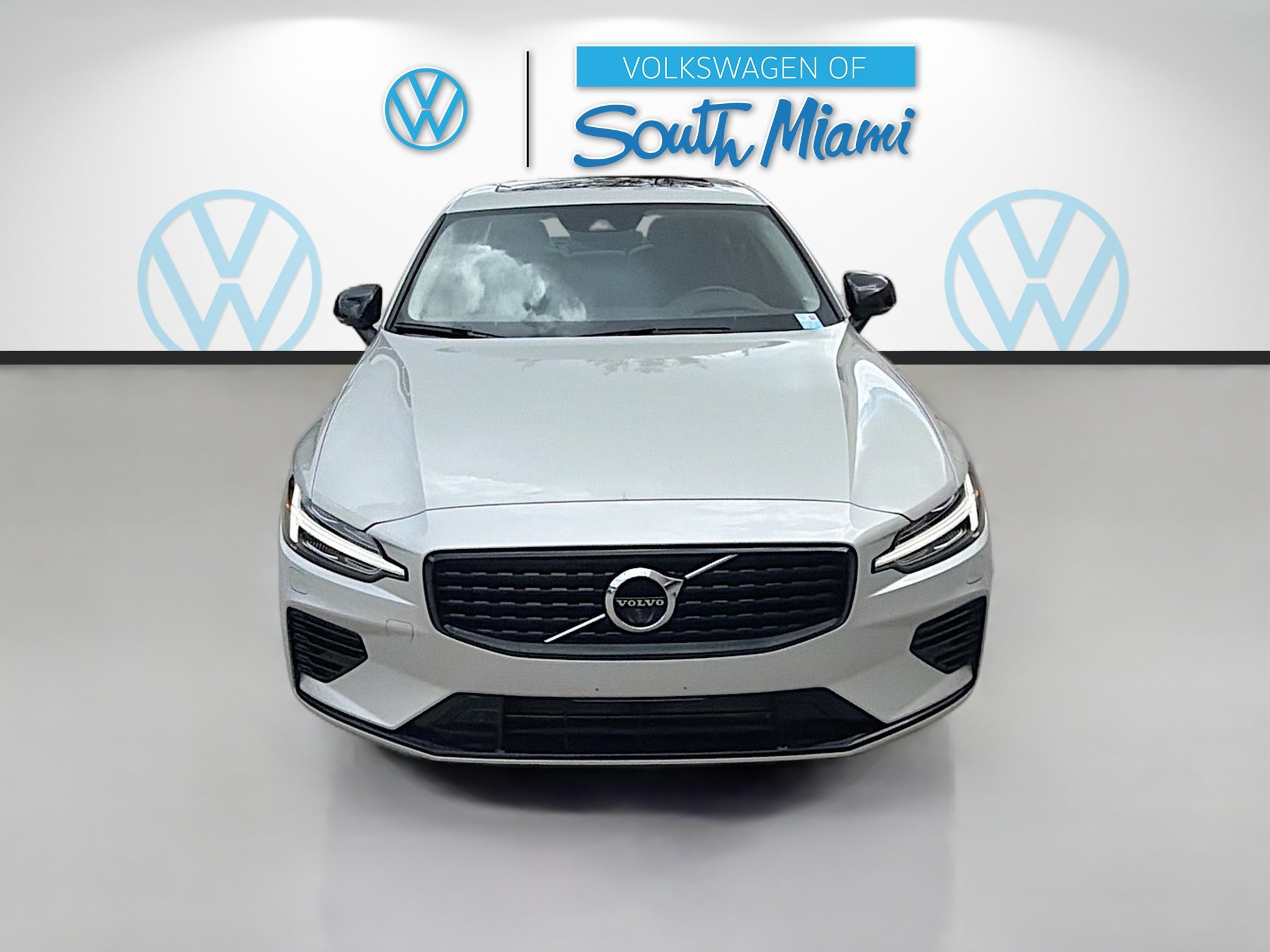 Used 2022 Volvo S60 T8 R-Design Expression w/ Advanced Package AWD/4WD image 2