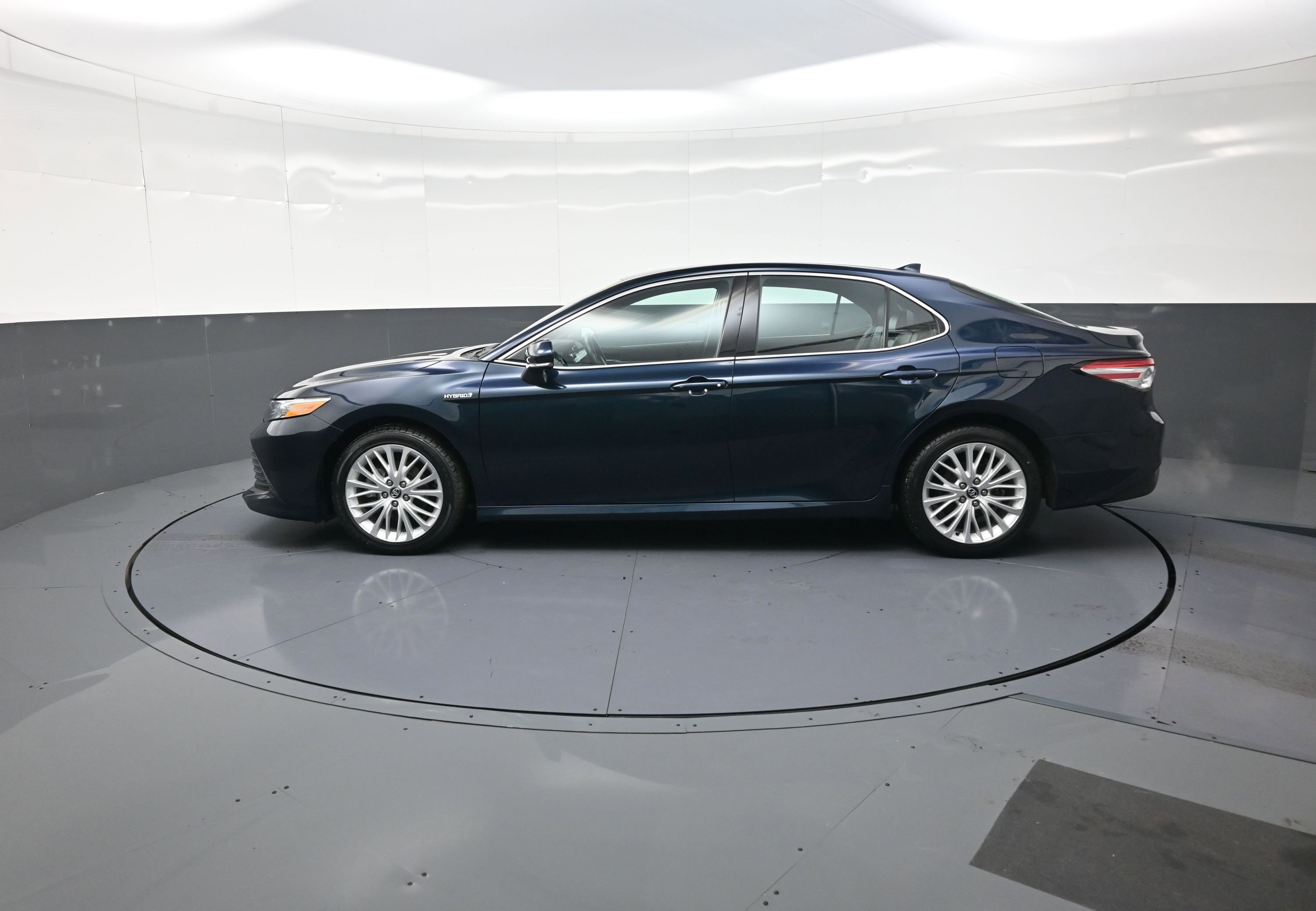Used 2020 Toyota Camry XLE image 6