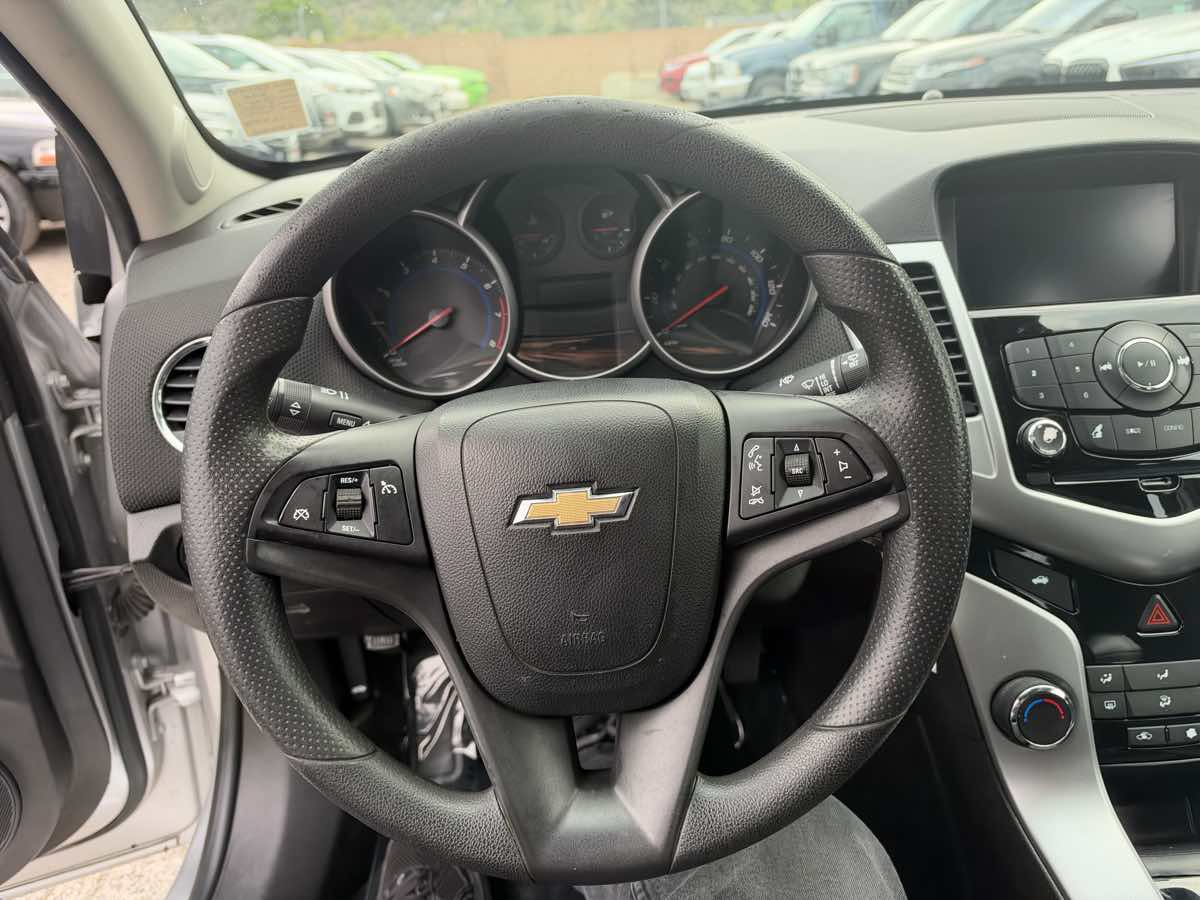 Used 2016 Chevrolet Cruze LT w/ Technology Package FWD image 11