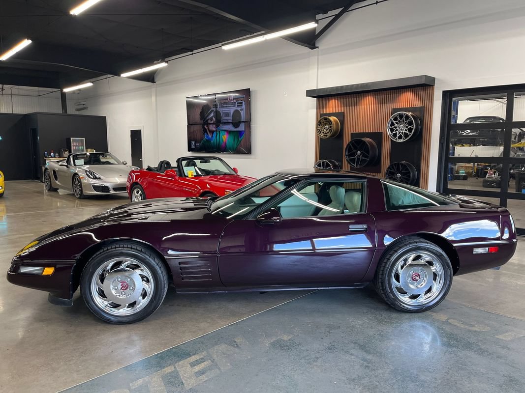 Used 1993 Chevrolet Corvette Coupe RWD image 7