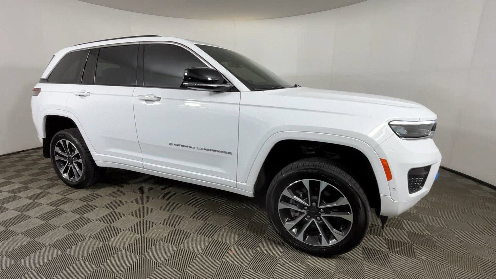 Used 2023 Jeep Grand Cherokee Overland w/ Luxury Tech Group IV AWD/4WD image 3