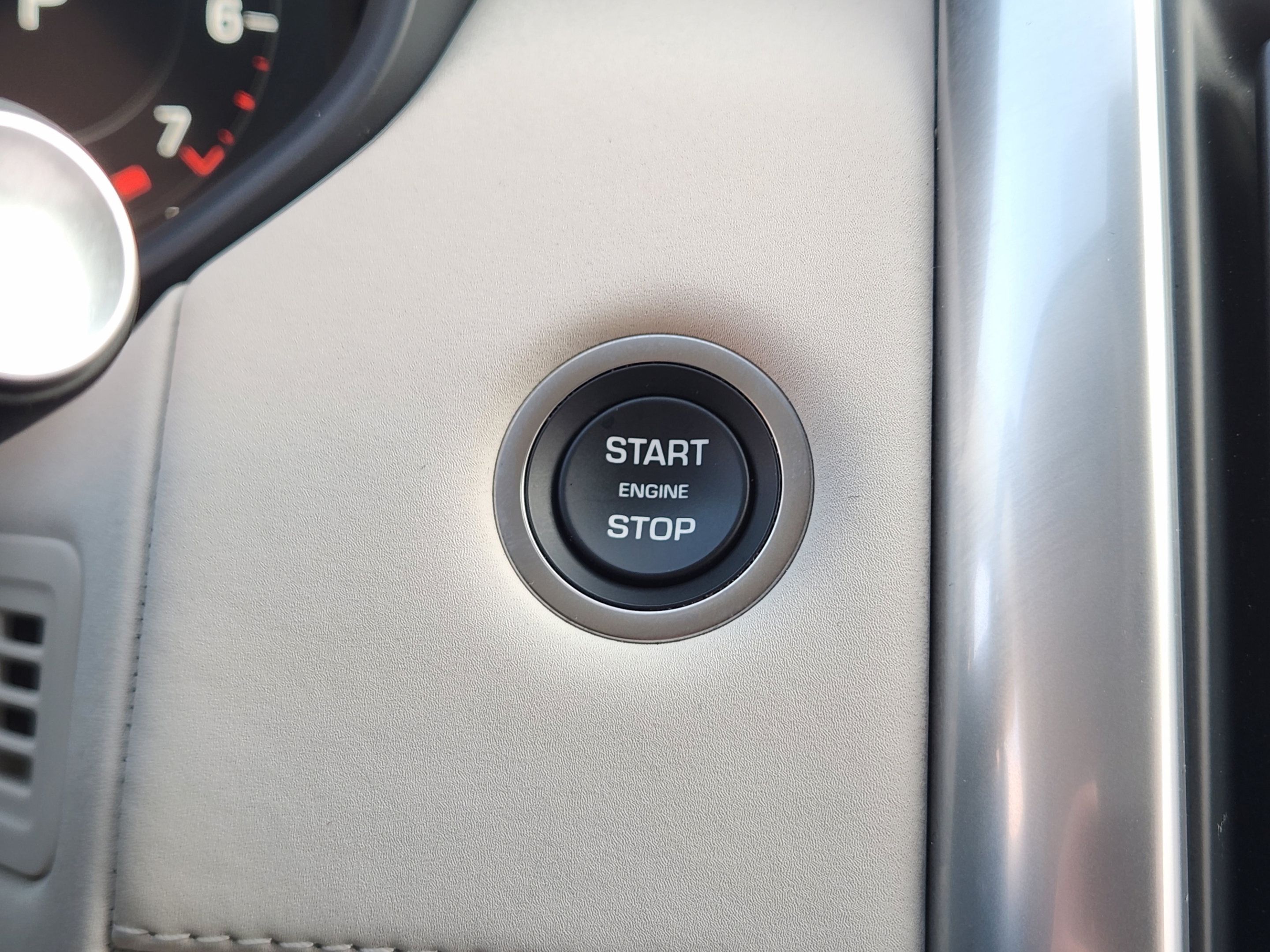 Certified 2025 Land Rover Discovery S AWD/4WD image 17