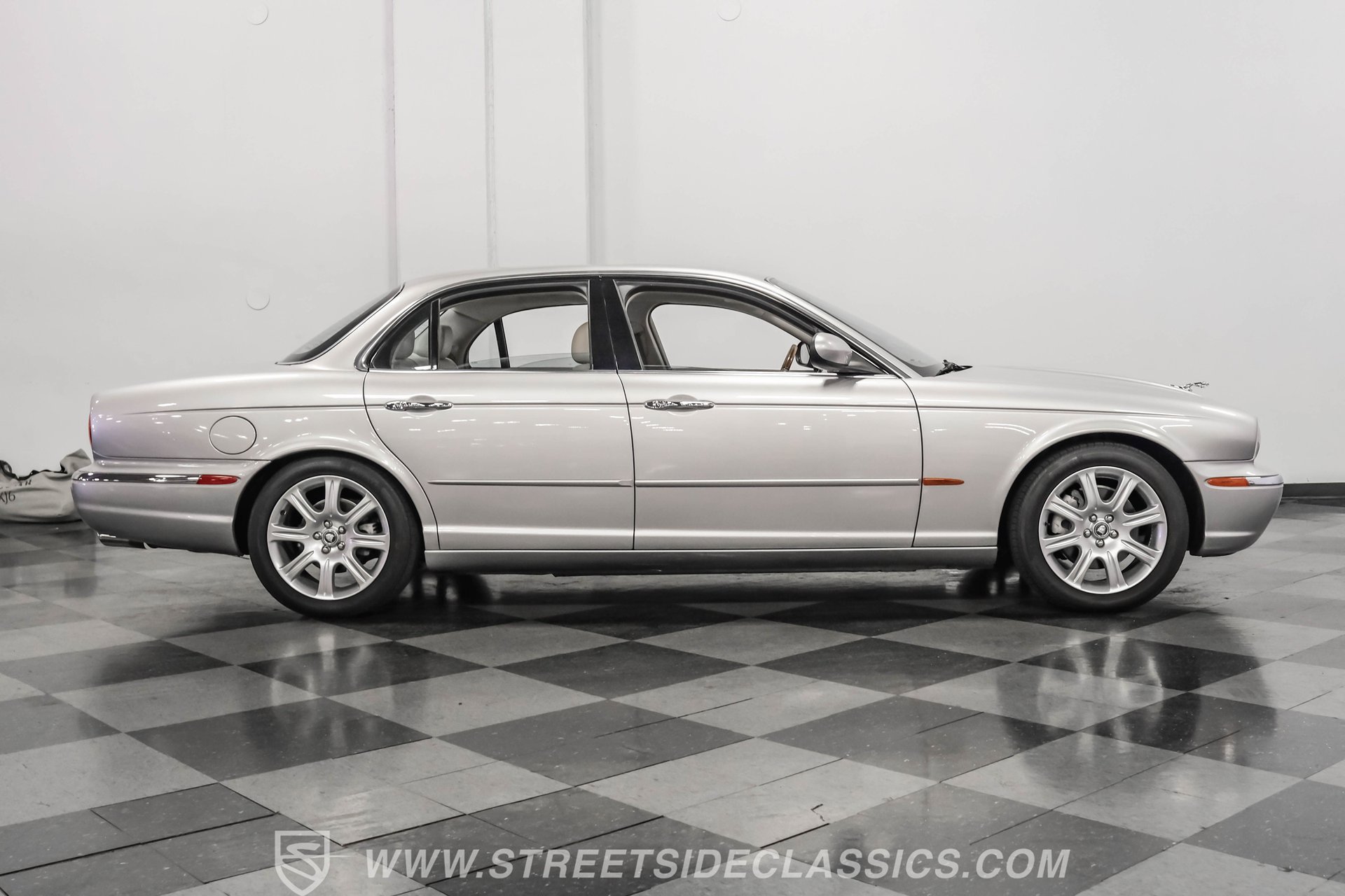 Used 2004 Jaguar XJ8 image 13