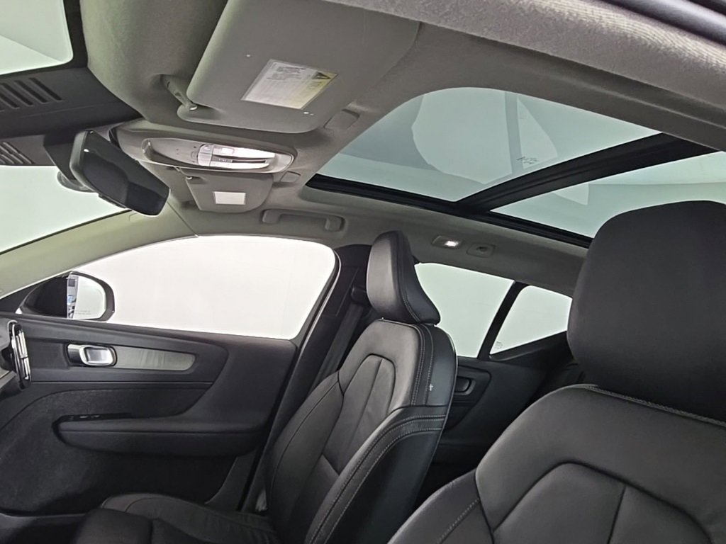 Certified 2023 Volvo XC40 B5 Plus w/ Driver Assist Package image 23