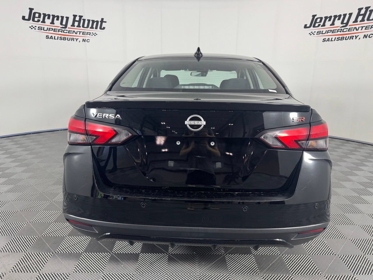 Used 2025 Nissan Versa SR FWD image 8