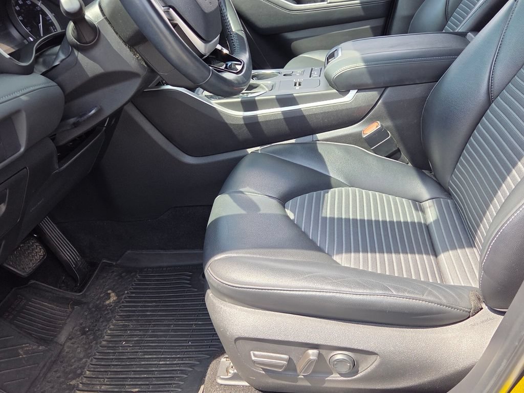 Used 2022 Toyota Highlander XSE FWD image 4