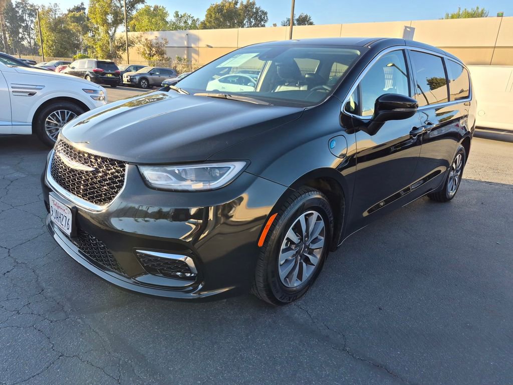 Used 2023 Chrysler Pacifica Touring-L image 3