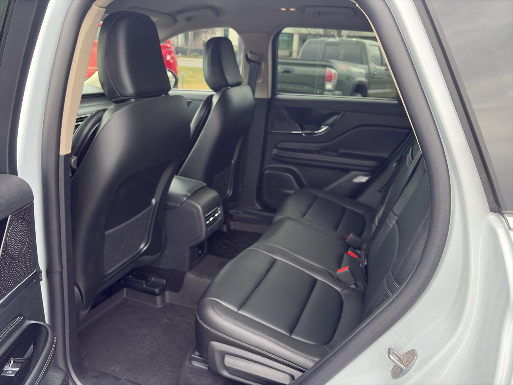 Used 2025 Lincoln Corsair Premiere image 14