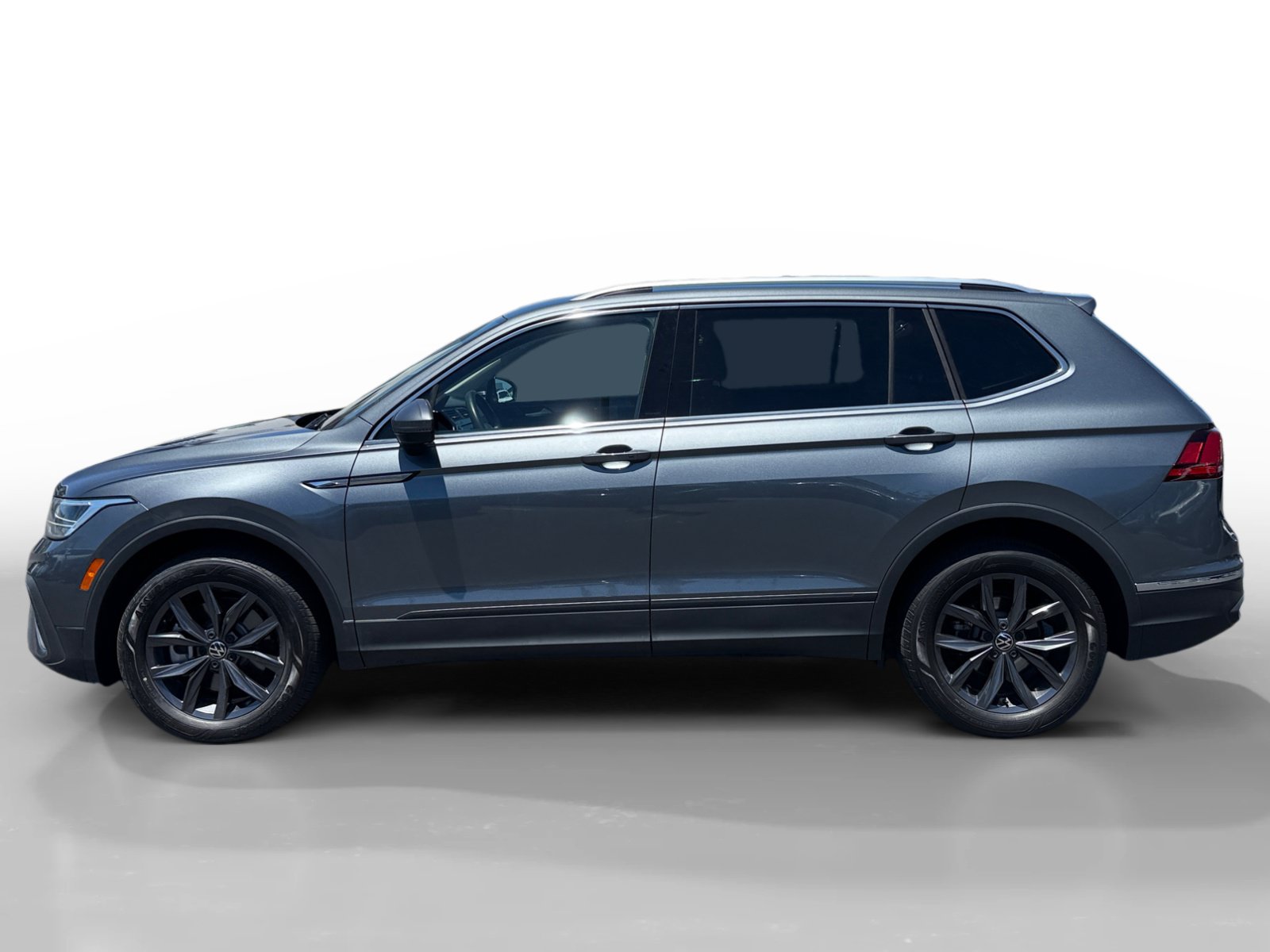 Certified 2023 Volkswagen Tiguan SE FWD image 2