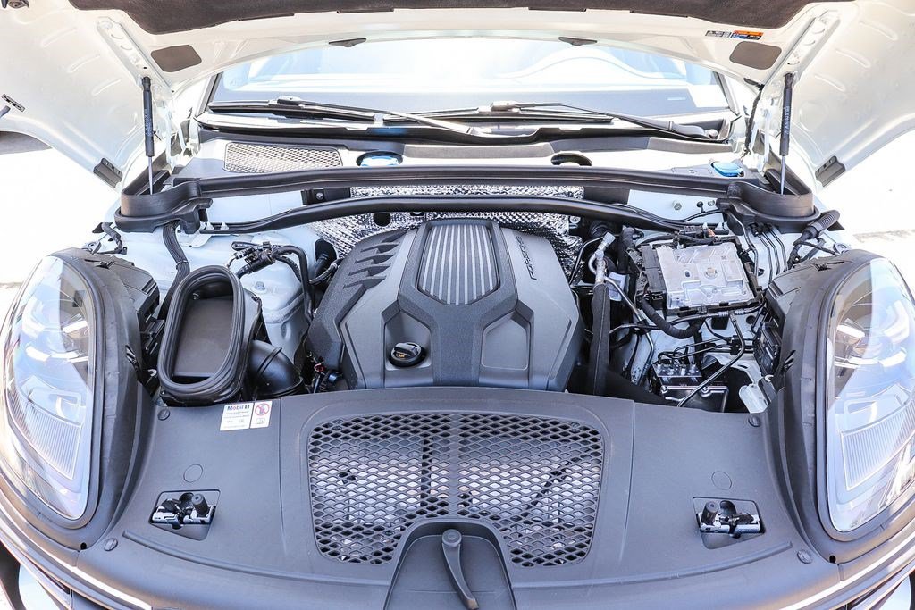 Used 2024 Porsche Macan AWD/4WD image 26
