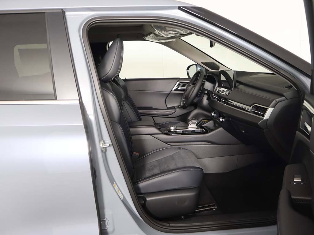 New 2025 Mitsubishi Outlander SE image 33