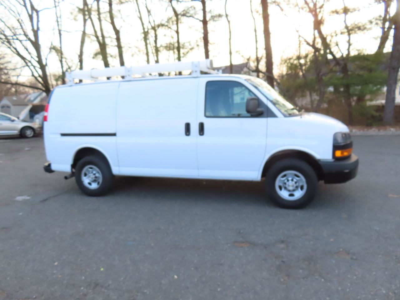 Used 2022 Chevrolet Express 3500 w/ Driver Convenience Package image 3