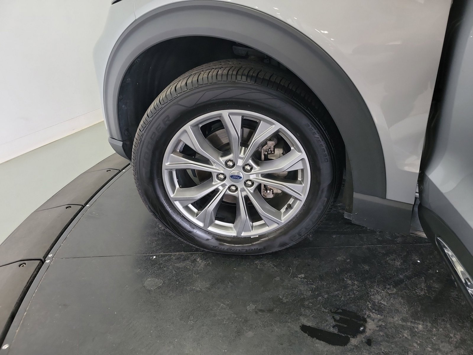 Used 2021 Ford Explorer XLT w/ Equipment Group 202A AWD/4WD image 30