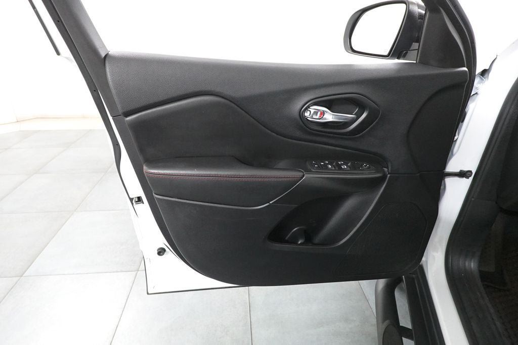 Used 2022 Jeep Cherokee Trailhawk AWD/4WD image 33