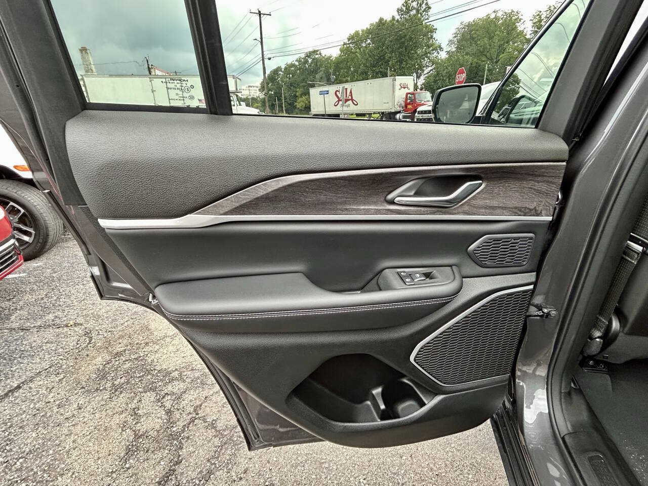 Used 2024 Jeep Grand Cherokee Limited 4xe AWD/4WD image 11