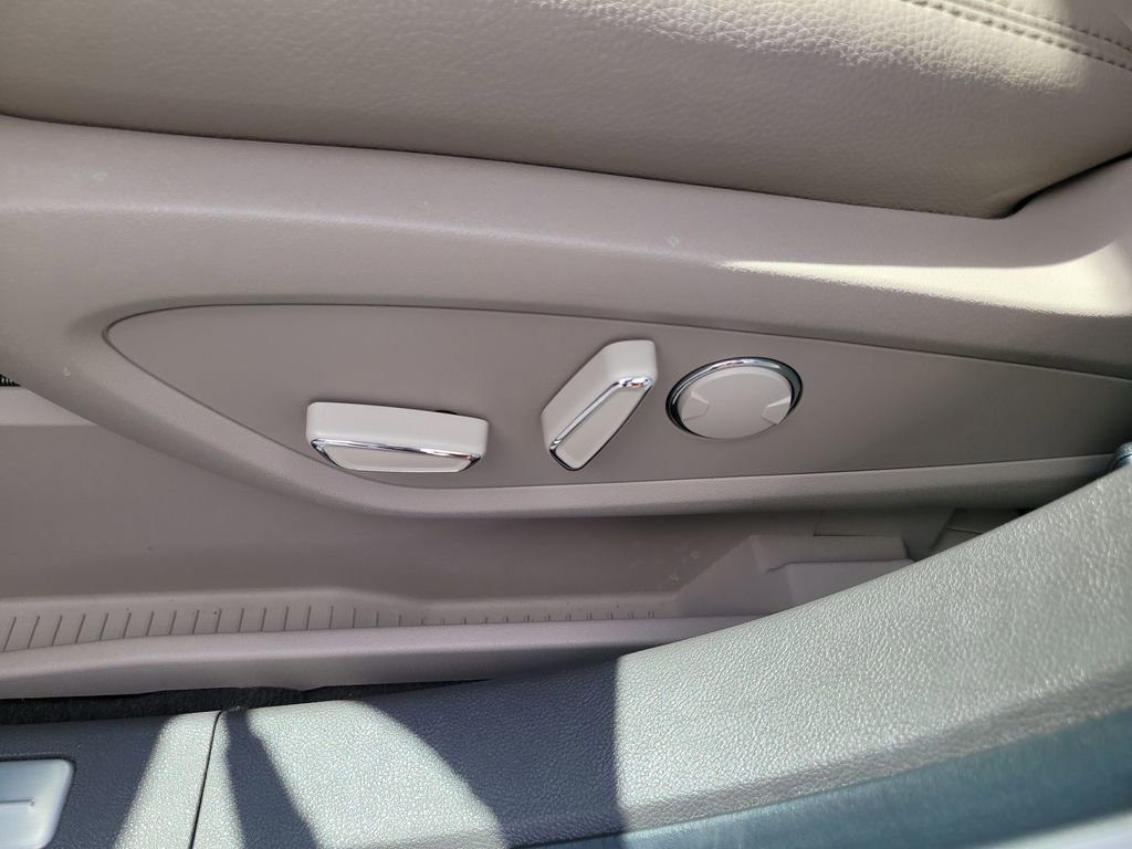 Used 2022 Lincoln Nautilus FWD w/ Premium Package image 18