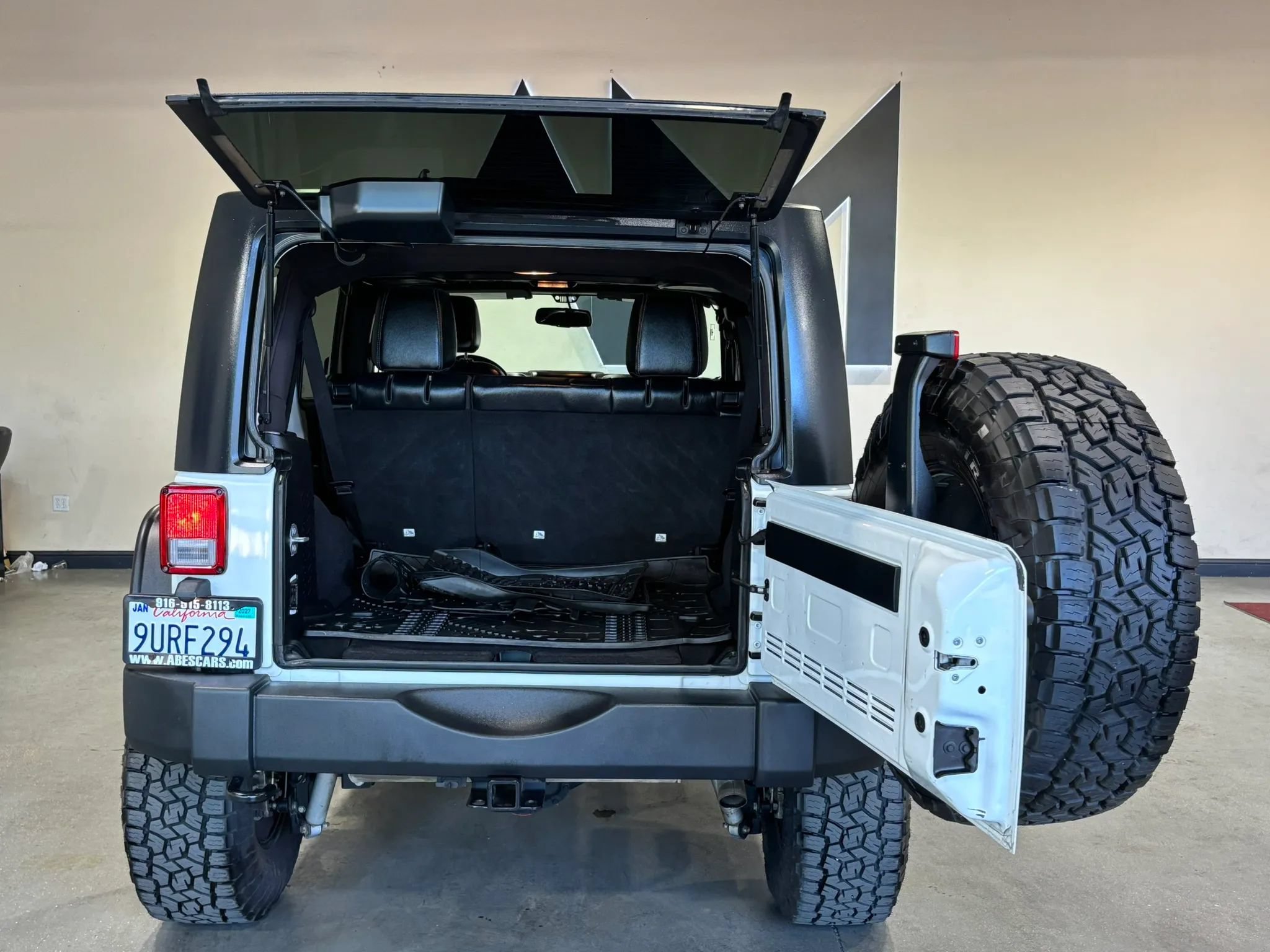 Used 2015 Jeep Wrangler Unlimited Rubicon w/ Connectivity Group AWD/4WD image 9