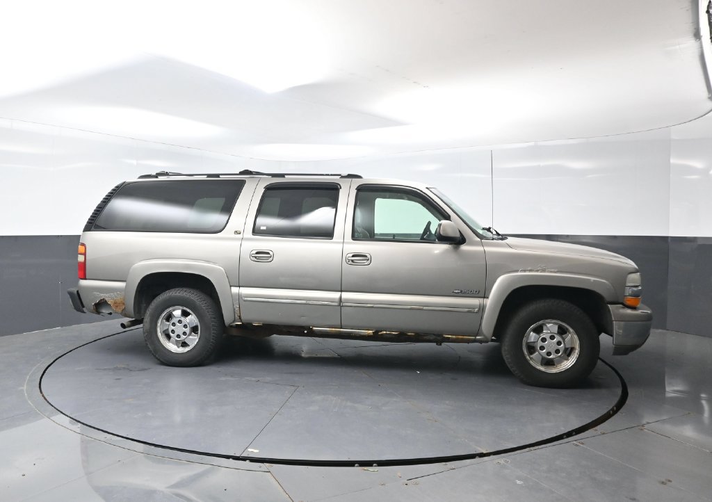 Used 2000 Chevrolet Suburban LT w/ LT Preferred Equipment Group AWD/4WD image 2