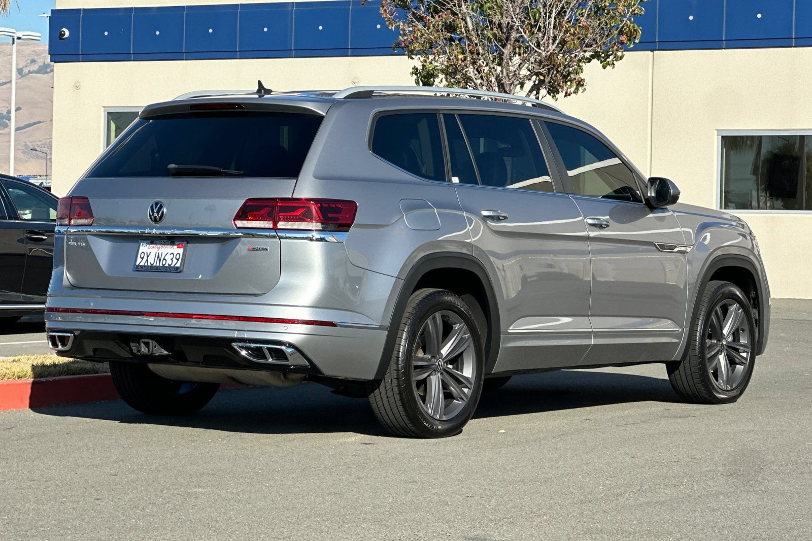 Used 2022 Volkswagen Atlas SEL R-Line AWD/4WD image 4