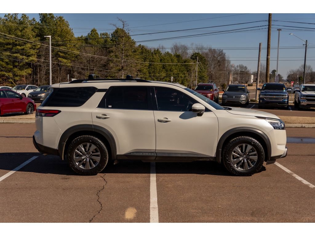 Used 2022 Nissan Pathfinder SV w/ SV Premium Package image 4
