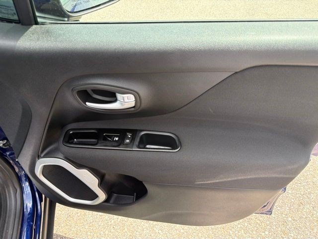 Used 2019 Jeep Renegade Latitude FWD image 19