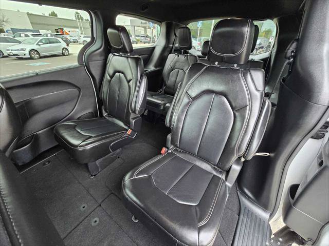 Used 2025 Chrysler Pacifica Select FWD image 16