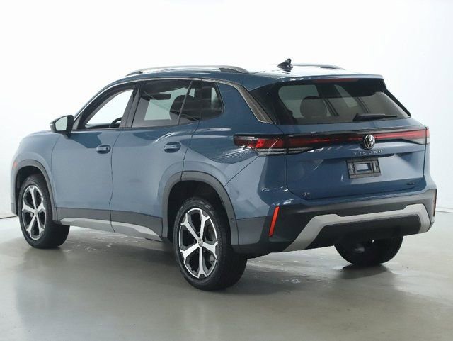 Used 2025 Volkswagen Tiguan SE AWD/4WD image 39