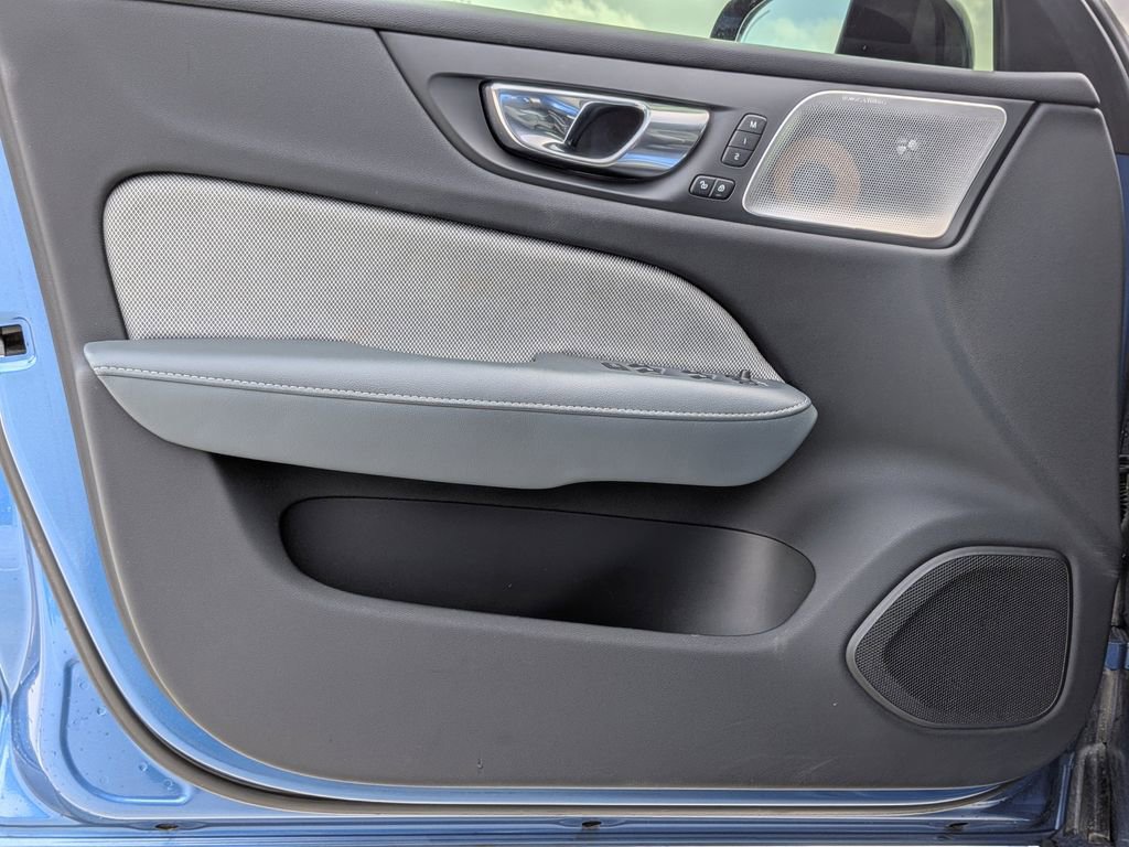 Used 2020 Volvo S60 T6 R-Design image 10