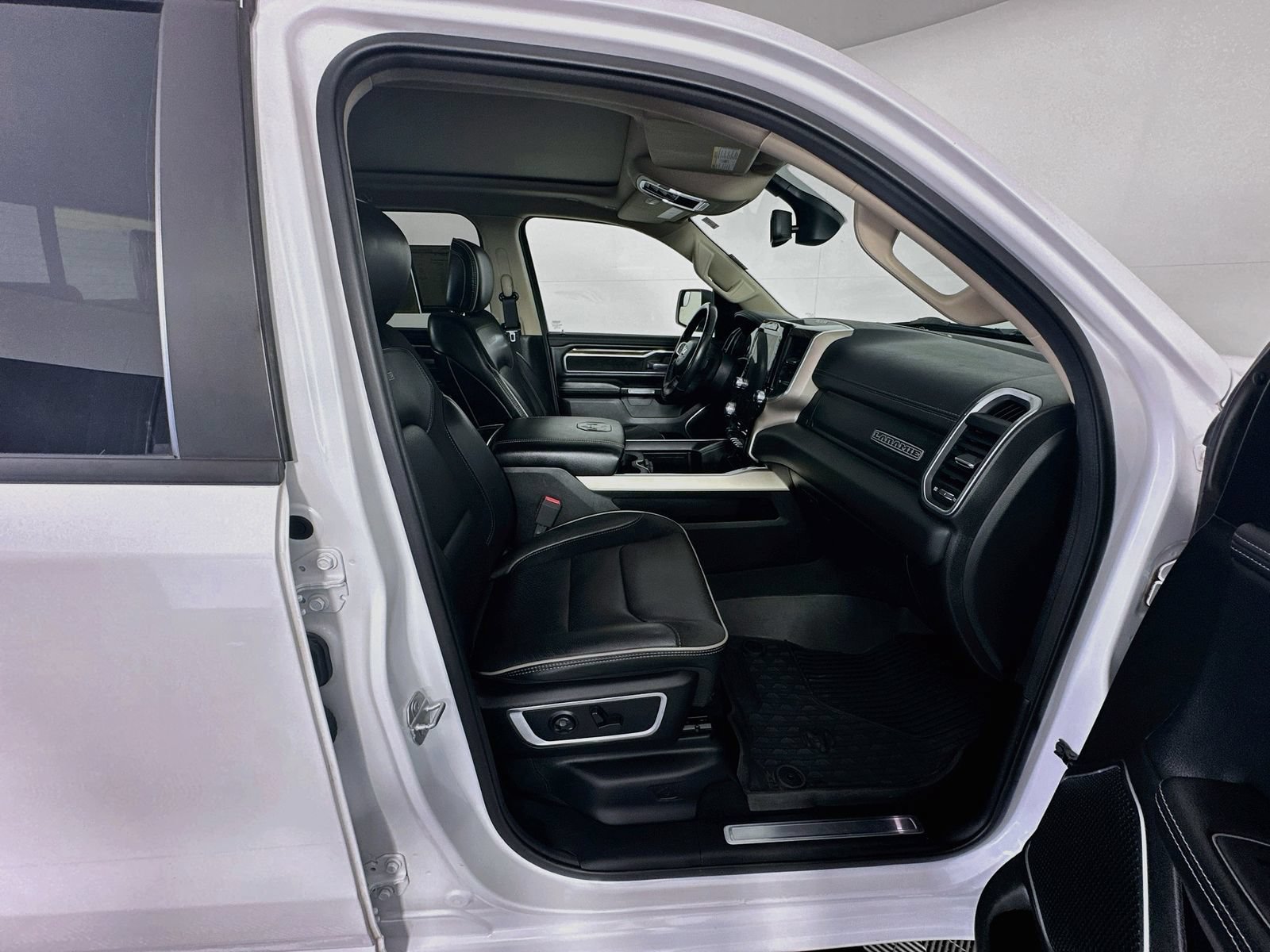Used 2019 RAM 1500 Laramie AWD/4WD image 31
