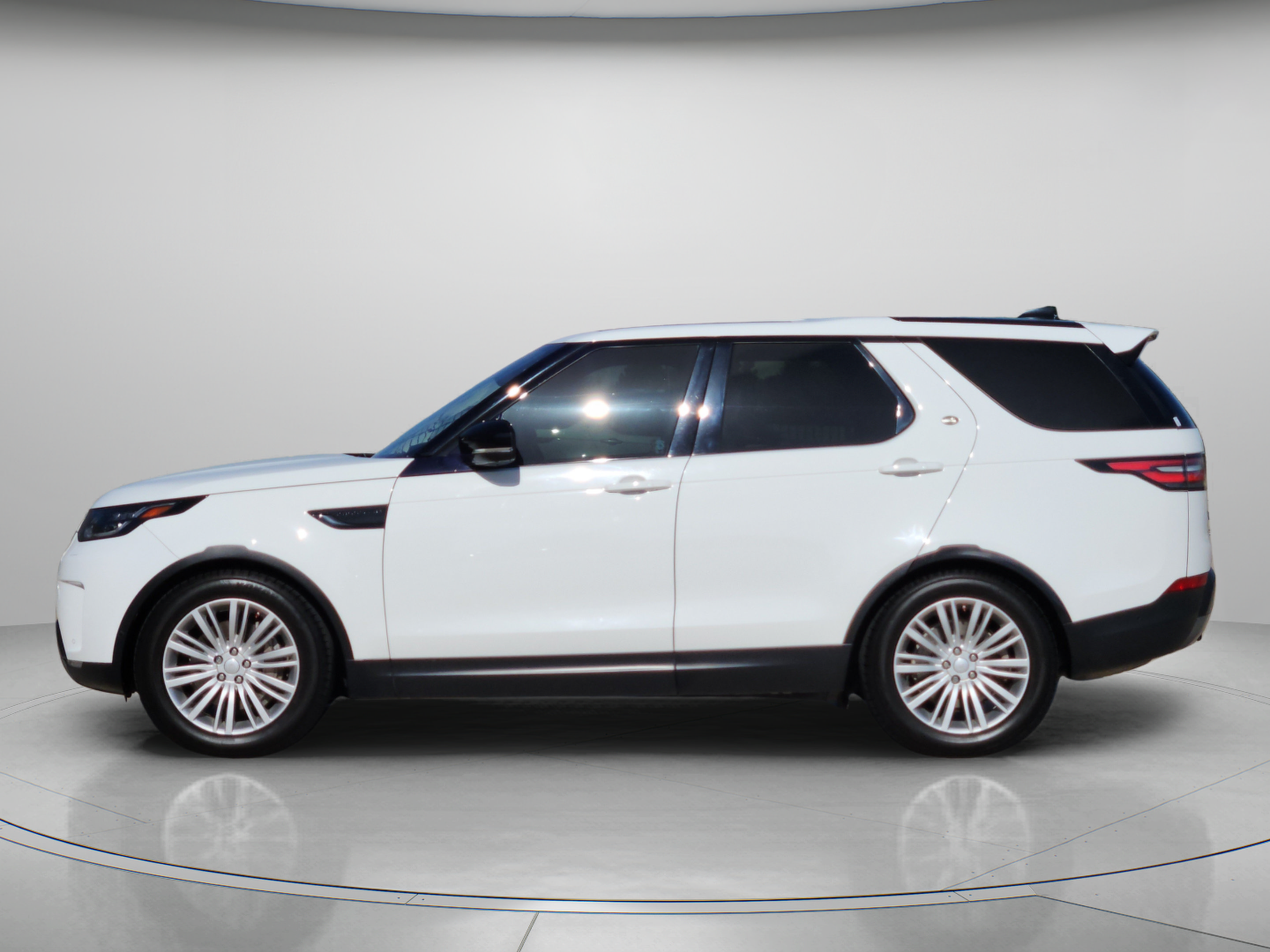 Used 2018 Land Rover Discovery HSE Luxury AWD/4WD image 2