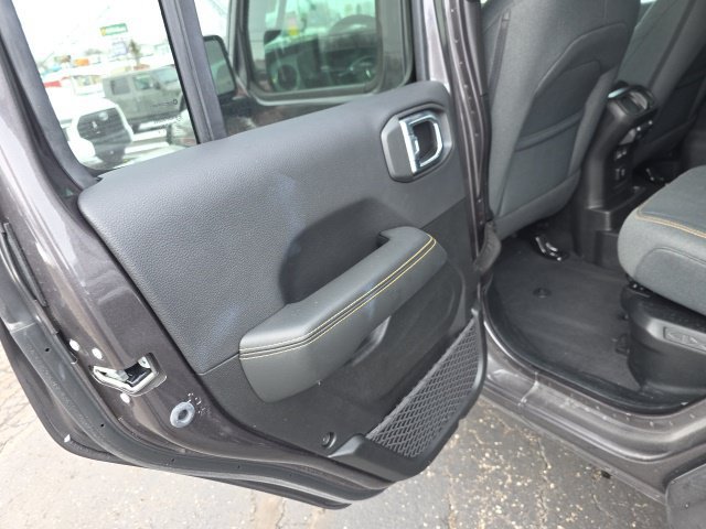 Used 2025 Jeep Wrangler Unlimited Sahara w/ Safety Group AWD/4WD image 30