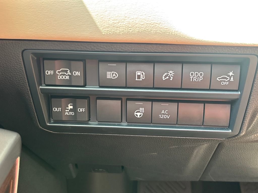 Used 2025 Toyota Sequoia Capstone AWD/4WD image 25