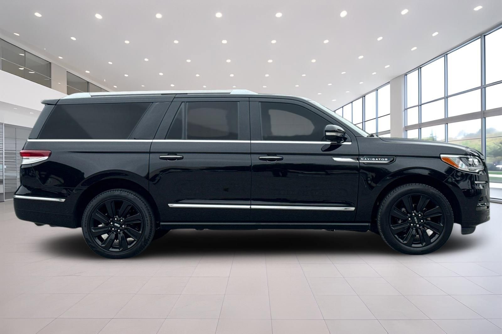 Certified 2023 Lincoln Navigator L Reserve AWD/4WD image 3