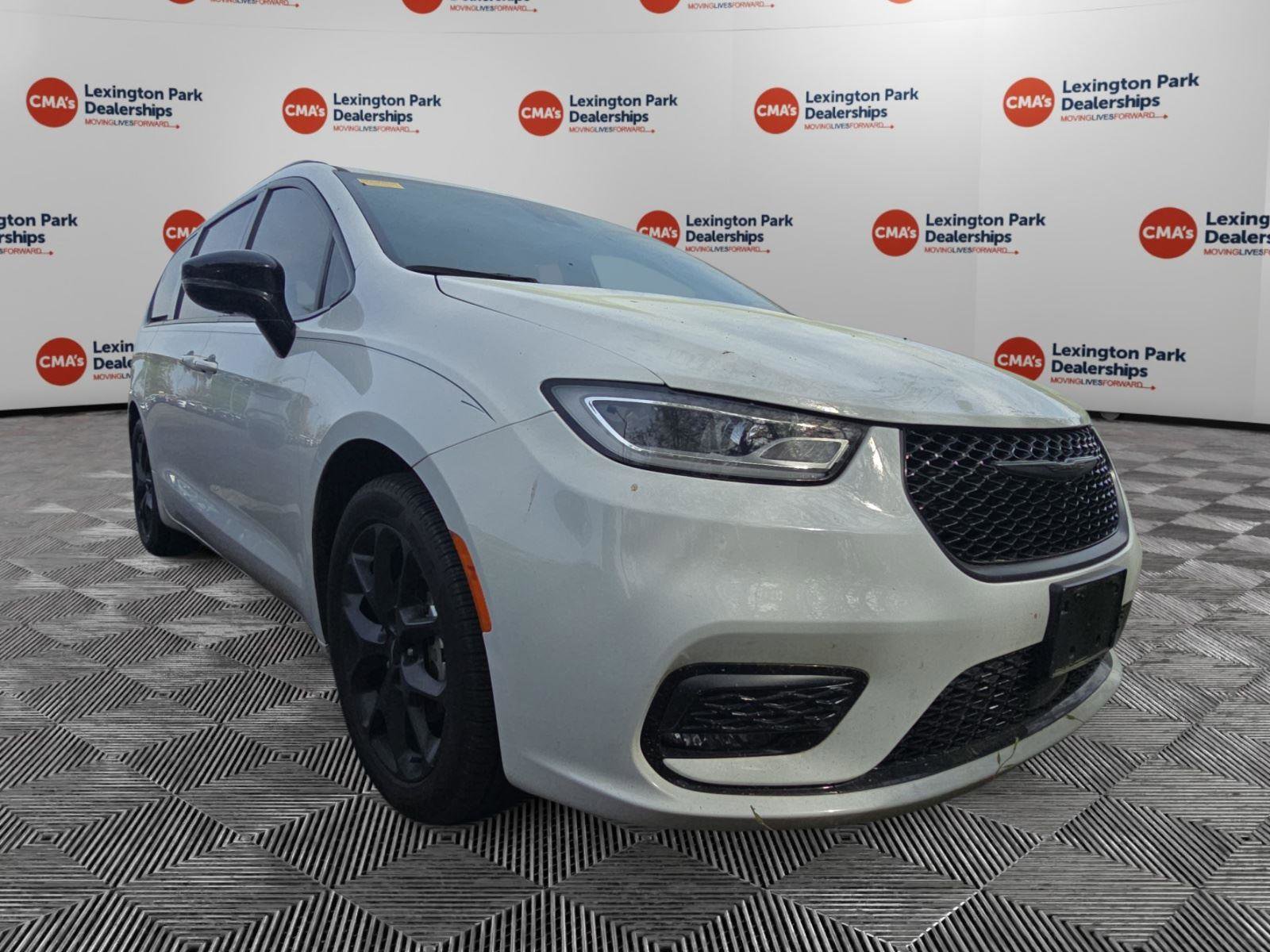 Used 2024 Chrysler Pacifica Limited w/ Uconnect Theater Family Group image 1