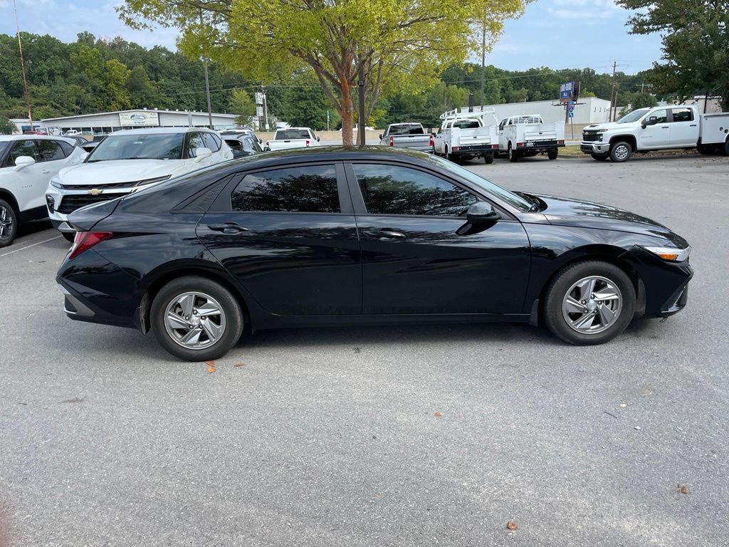 Used 2025 Hyundai Elantra SE FWD image 8