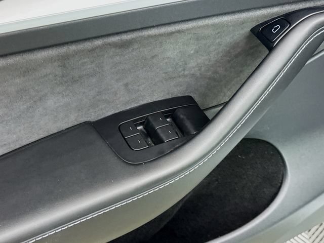 Used 2022 Tesla Model Y Long Range AWD/4WD image 18