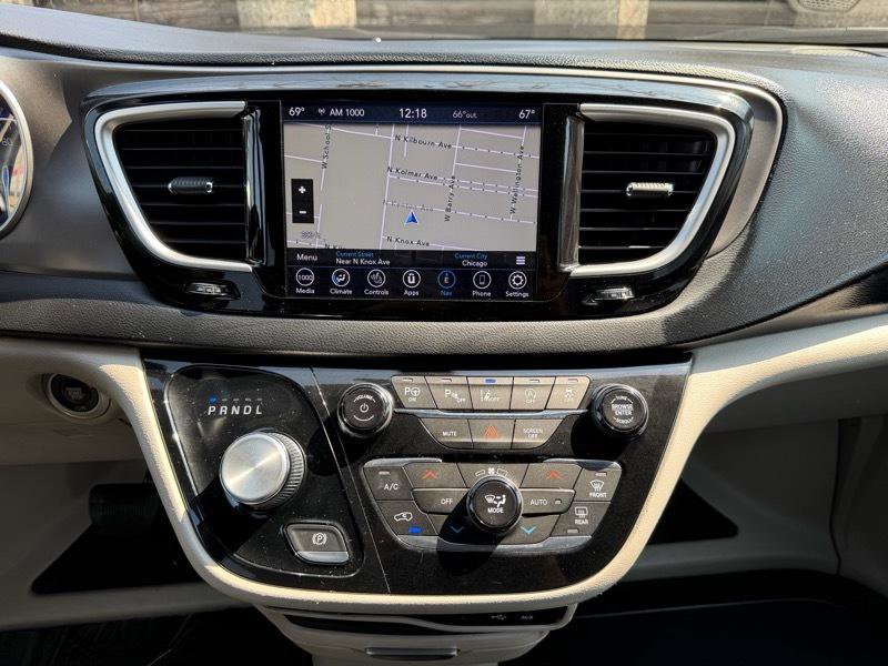 Used 2020 Chrysler Pacifica Touring-L FWD image 18