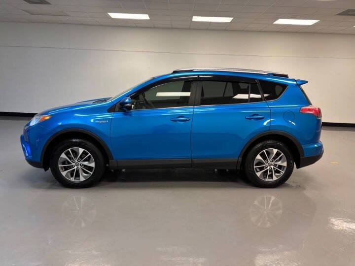 Used 2017 Toyota RAV4 XLE AWD/4WD image 4