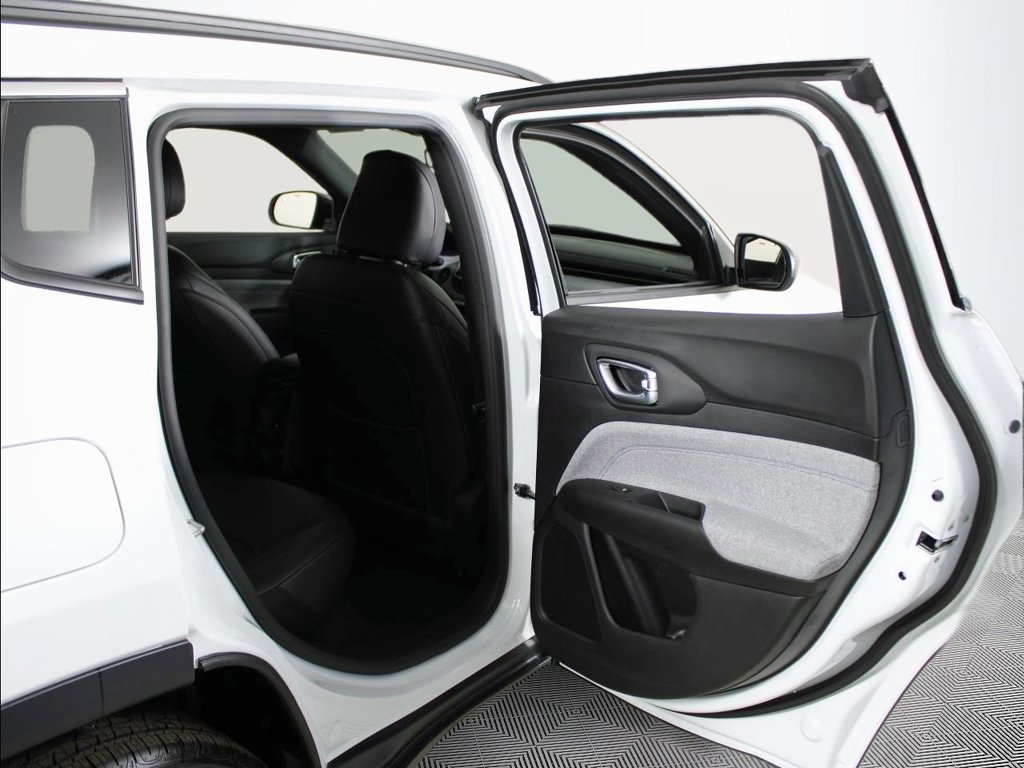 New 2025 Jeep Compass Latitude AWD/4WD image 38