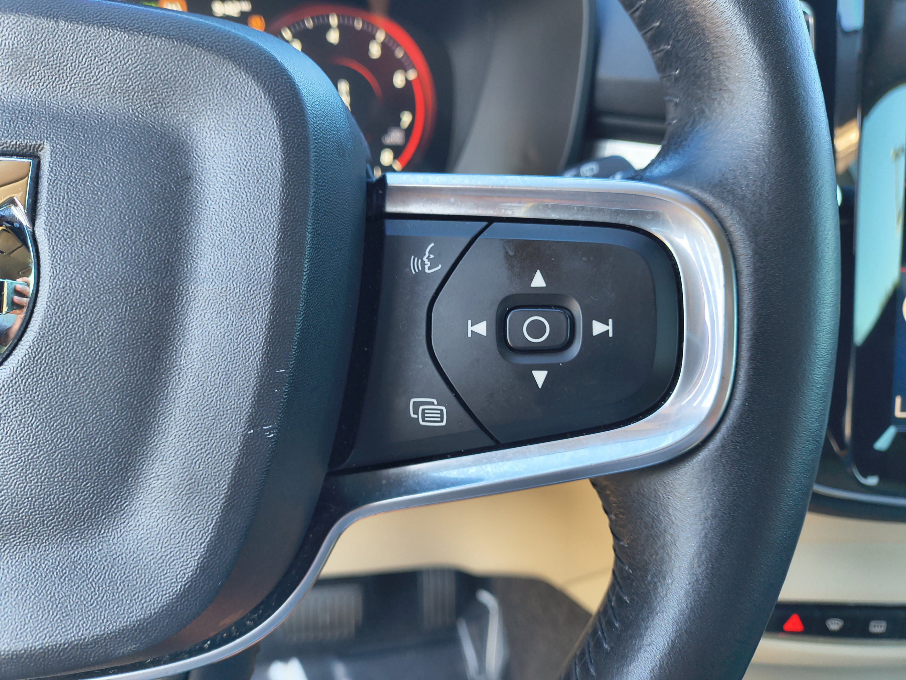 Used 2019 Volvo XC40 T4 Momentum FWD image 29