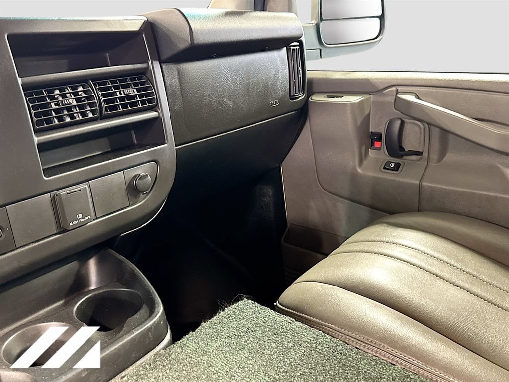 Used 2019 Chevrolet Express 2500 Extended RWD image 21