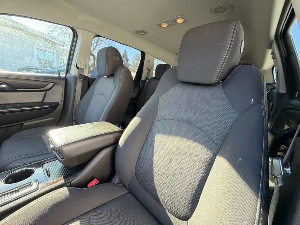 Used 2017 Chevrolet Traverse LT w/ Style and Technology Package image 16