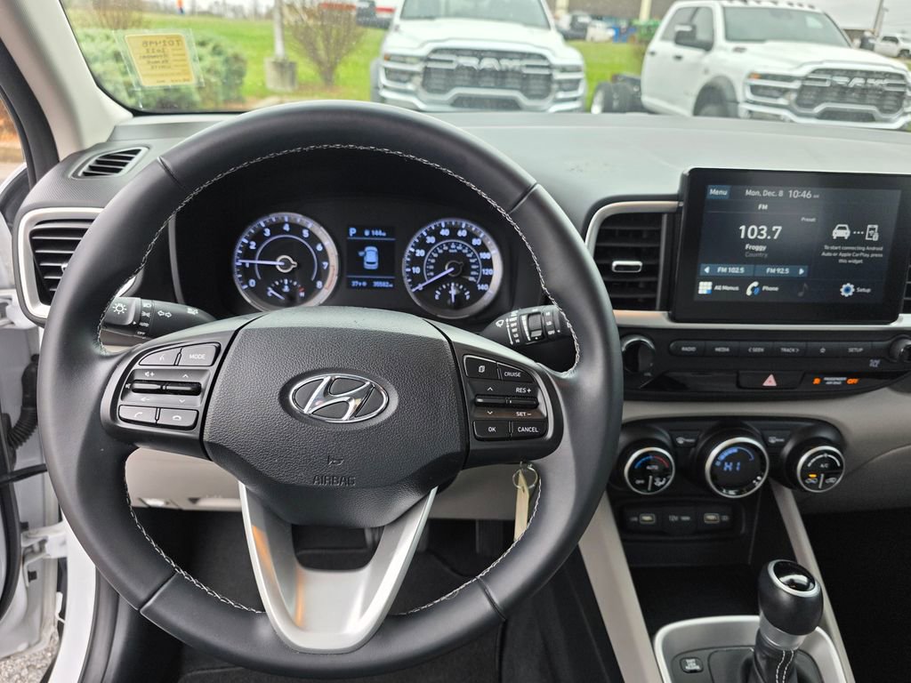 Used 2022 Hyundai Venue SEL image 15