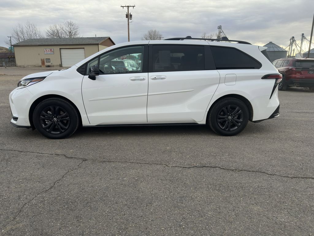 Used 2025 Toyota Sienna XSE image 4